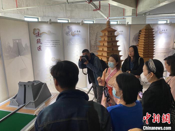 新疆科技館精選其中60余件(套)展品進(jìn)行展覽展示，分為天文、機(jī)械、建筑、軍事、井鹽開采等。　新疆科技館提供